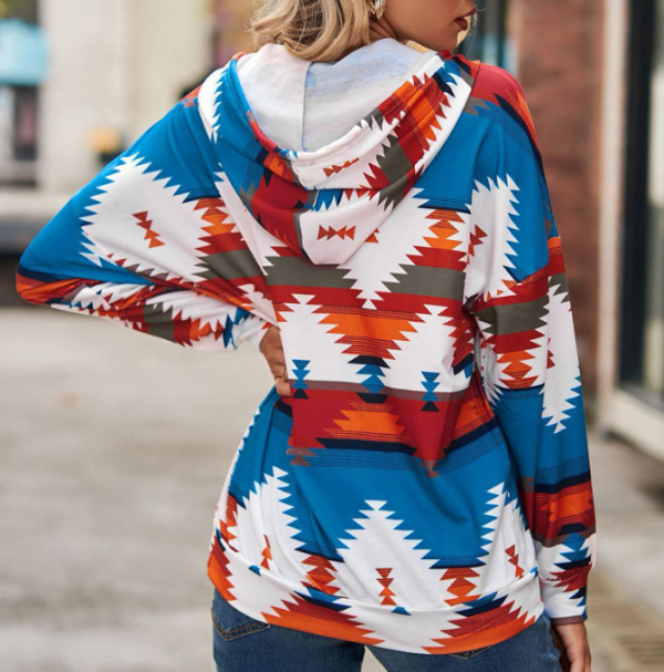 Hoodie dengan pola geometris